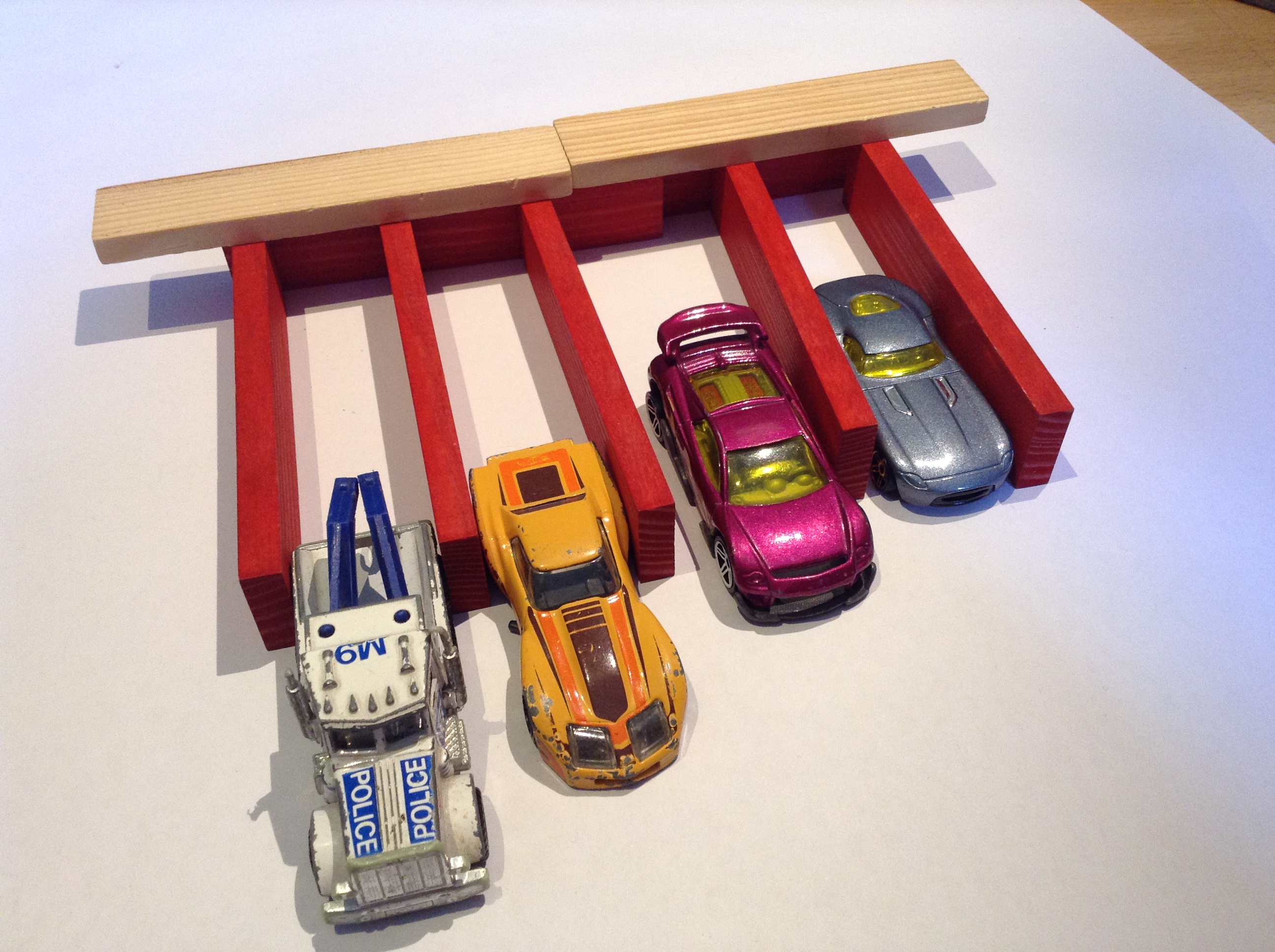 děti staví garáž pro autíčka z Kaply